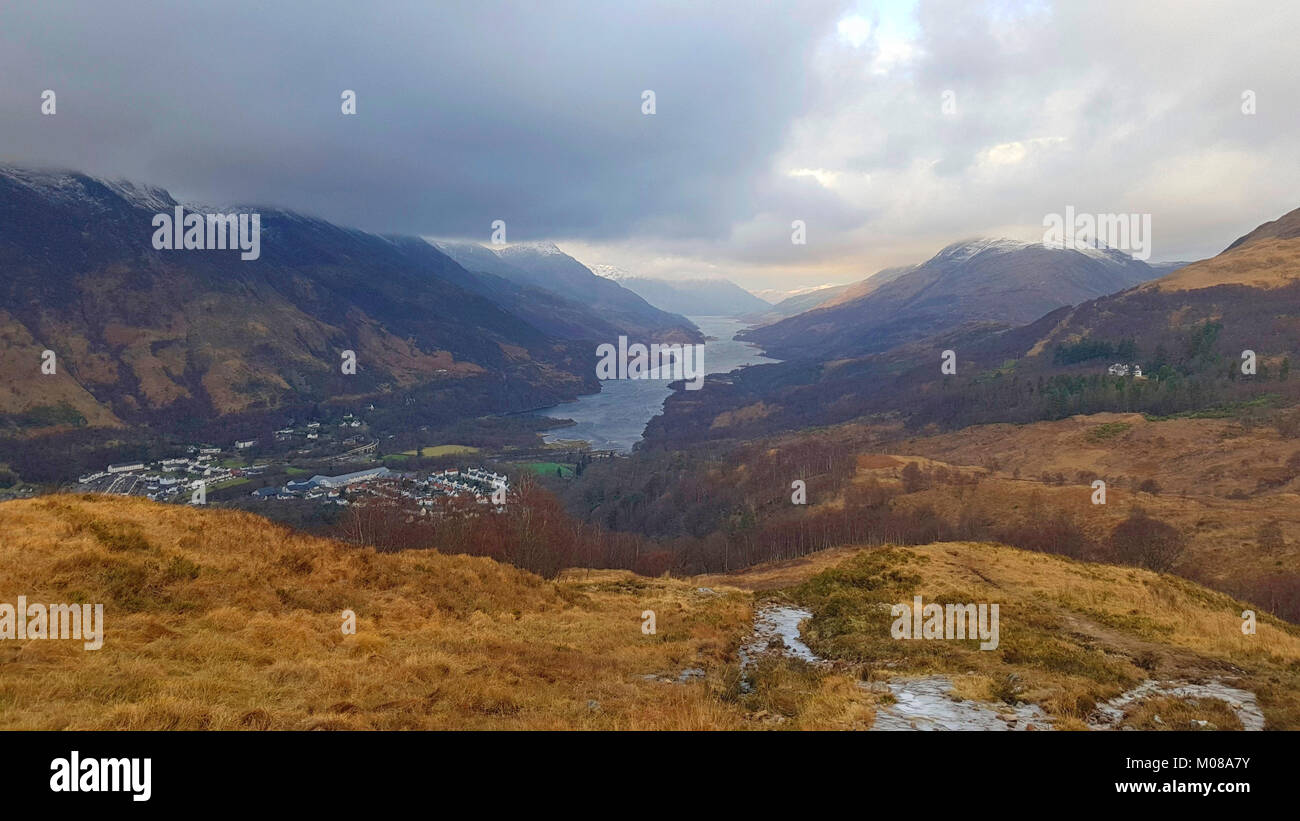 Blick von Kinlochleven in den schottischen Highlands in Richtung Mamore gipfeln. Stockfoto