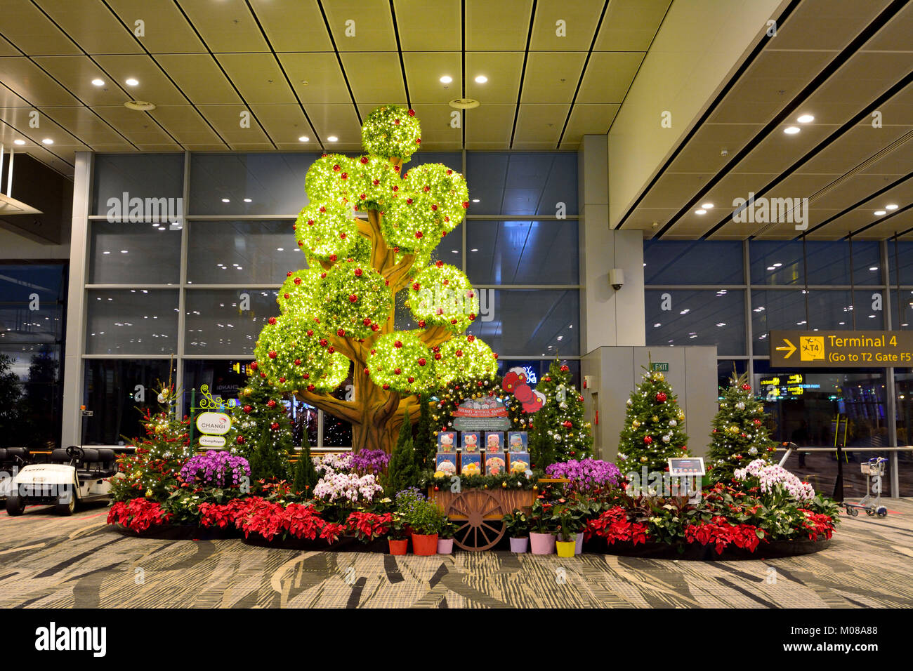 Singapur, Singapur - 11. Dezember 2017. Innenansicht der Internationale Flughafen Changi in Singapur mit neuen Jahr installation Stockfoto