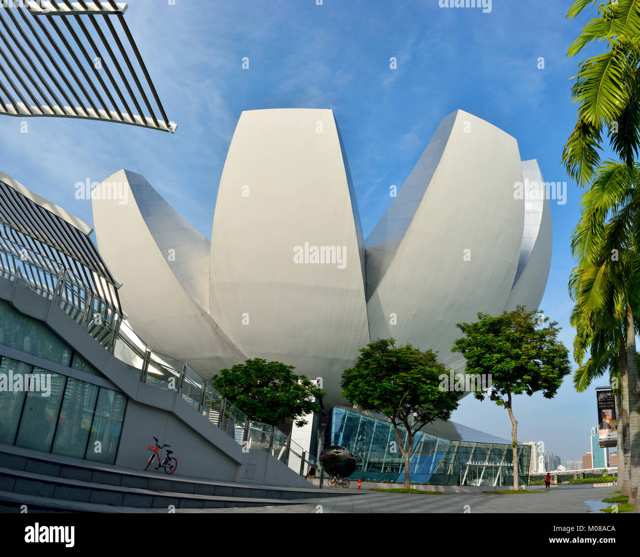 Singapur, Singapur - 11. Dezember 2017. Außenansicht von Blume - ArtScience Museum in Singapur geformt, mit umgebenden modernen Gebäuden, Menschen und Stockfoto