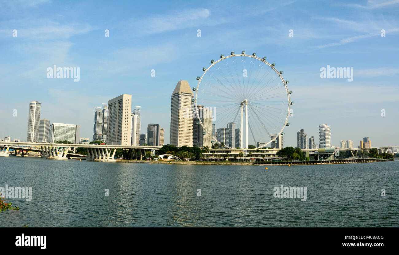 Singapur, Singapur - 11. Dezember 2017. Skyline von Singapur mit Singapore Flyer Rad und Wolkenkratzer. Stockfoto
