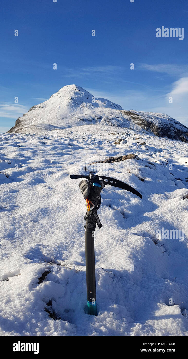 Wandern auf den Gipfel des Mam na Gualainn Teil der Mamore mountain range in Schottland im Winter ist nicht ein Abenteuer für den unerfahrenen - das Wetter und niedrigen Temperaturen bedeuten, dass die richtige Ausrüstung erforderlich ist. Stockfoto