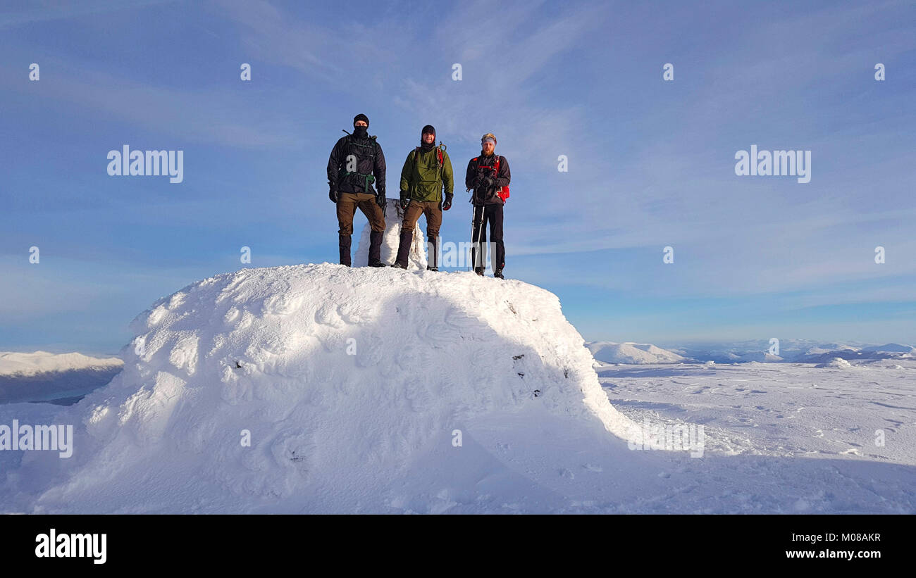 Klettern Ben Nevis, den höchsten Berg in Großbritannien in der Nähe von Fort William in Schottland im Winter ist keine Aufgabe für einen unbestückt Walker, das Wetter kann sich schnell ändern und die Temperaturen unter dem Gefrierpunkt. Diese Bilder sind auf dem Gipfel, der 1356 m hoch/Model Release vorhanden ist. Stockfoto