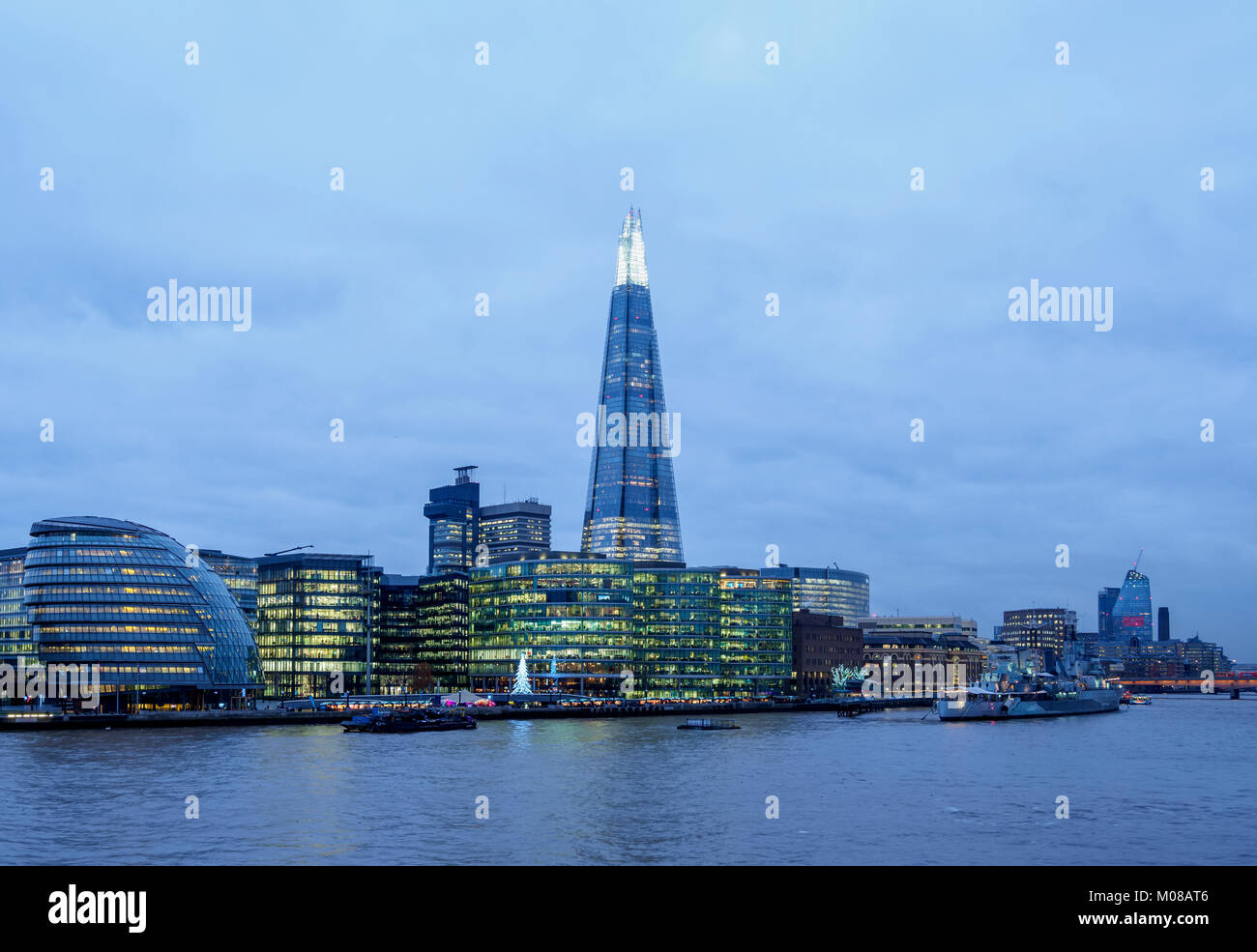 Moderne Architektur, die von den Queens laufen und die Scherbe in der Dämmerung, London, England, Vereinigtes Königreich Stockfoto