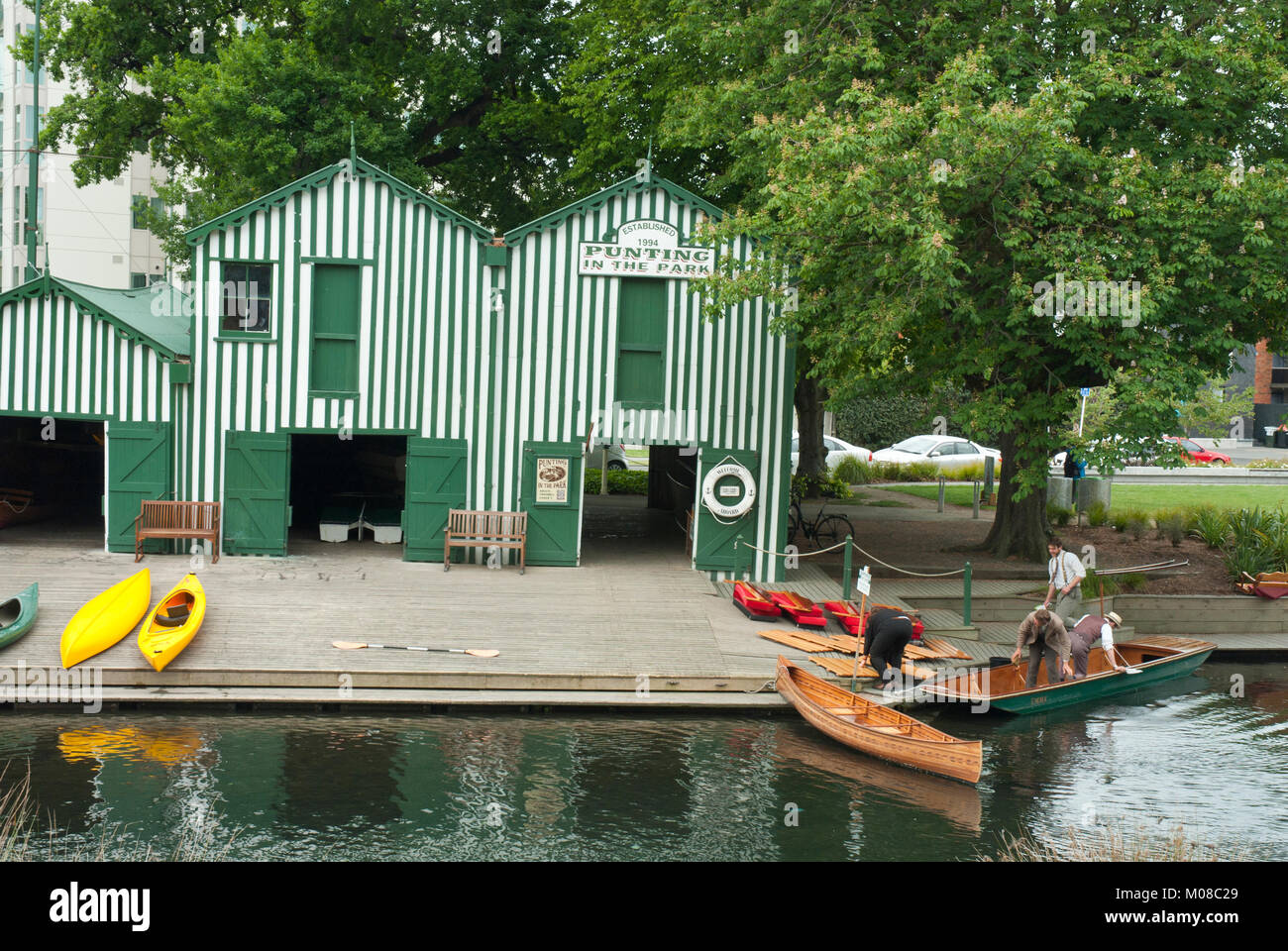 Die historischen Antigua Yacht Schuppen auf dem Fluss Avon, mit Punts, Kanus und Riverside. Christchurch, Neuseeland. Stockfoto