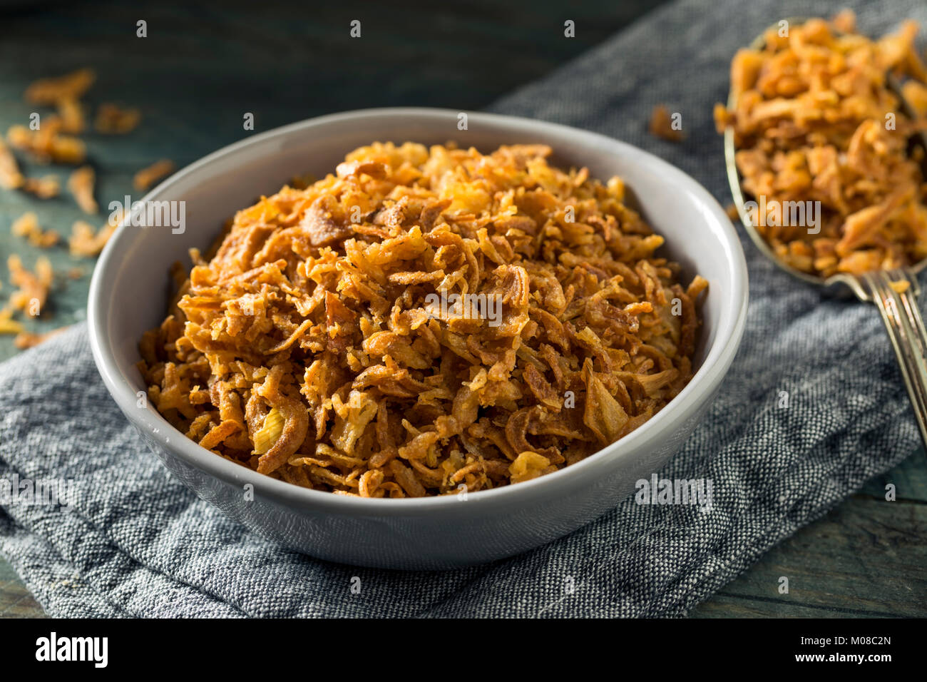 Golden gebratene Zwiebel Bits bereit zu Essen Stockfoto