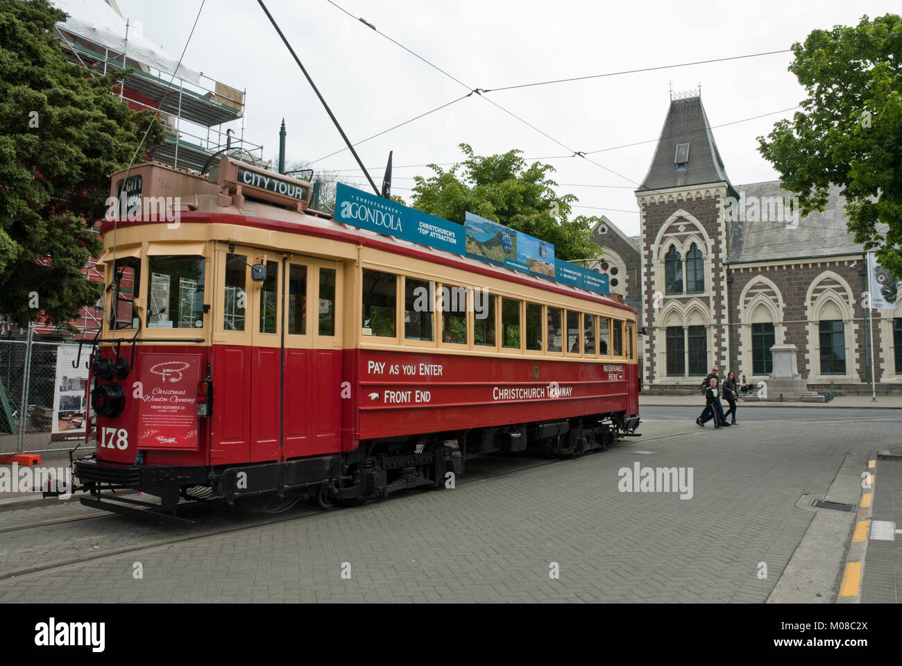 Historische Straßenbahn am Worcester Boulevard mit Canterbury Museum im Hintergrund Stockfoto