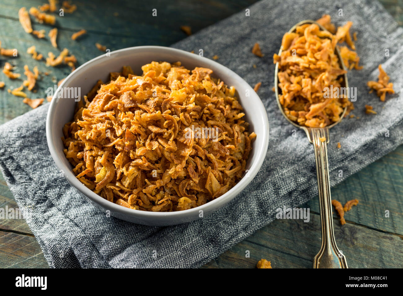 Golden gebratene Zwiebel Bits bereit zu Essen Stockfoto