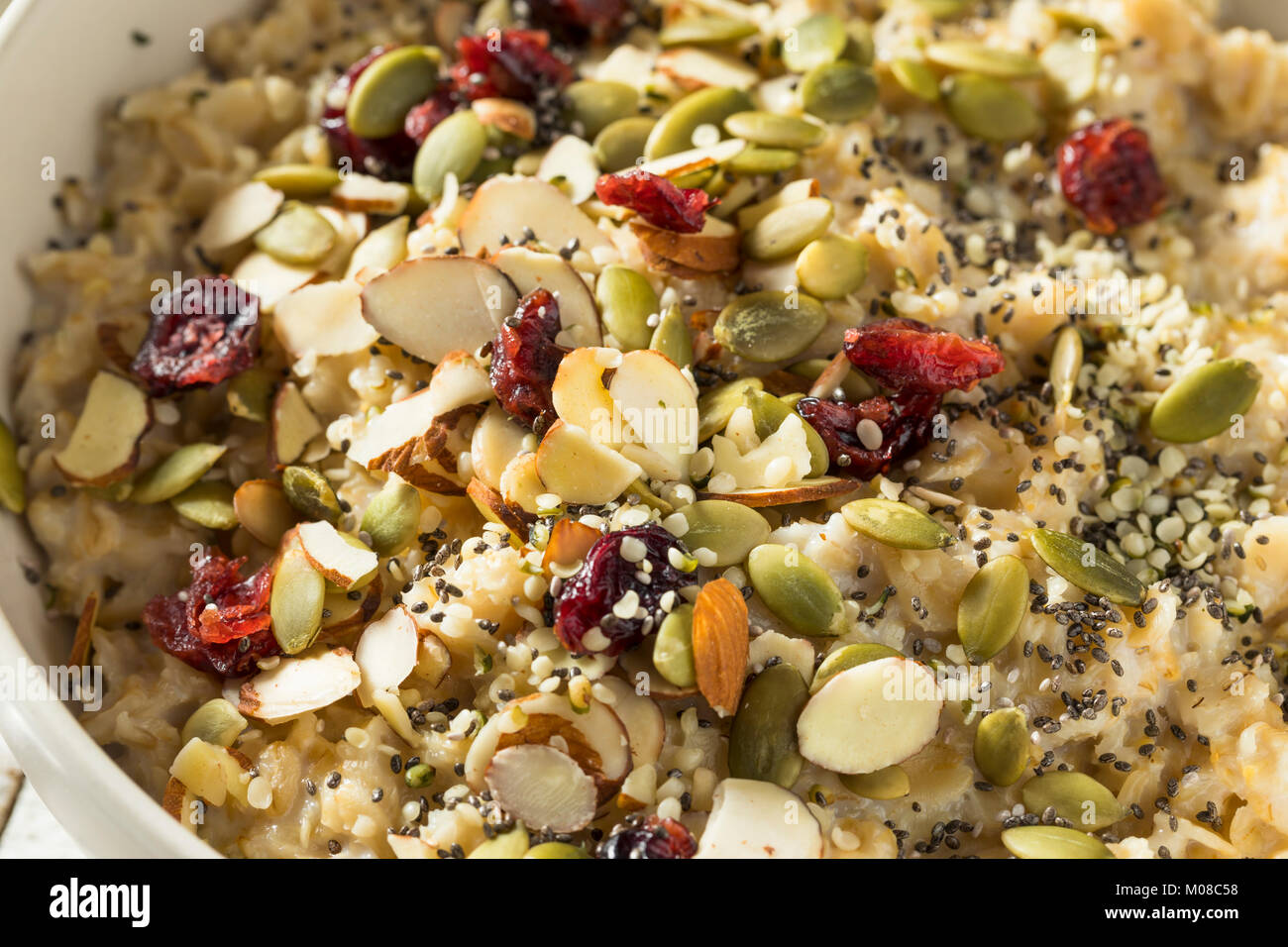 Gesunde organische Superfood Haferflocken Frühstück mit Chia Samen Kürbis Mandeln Cranberries Hanf Stockfoto