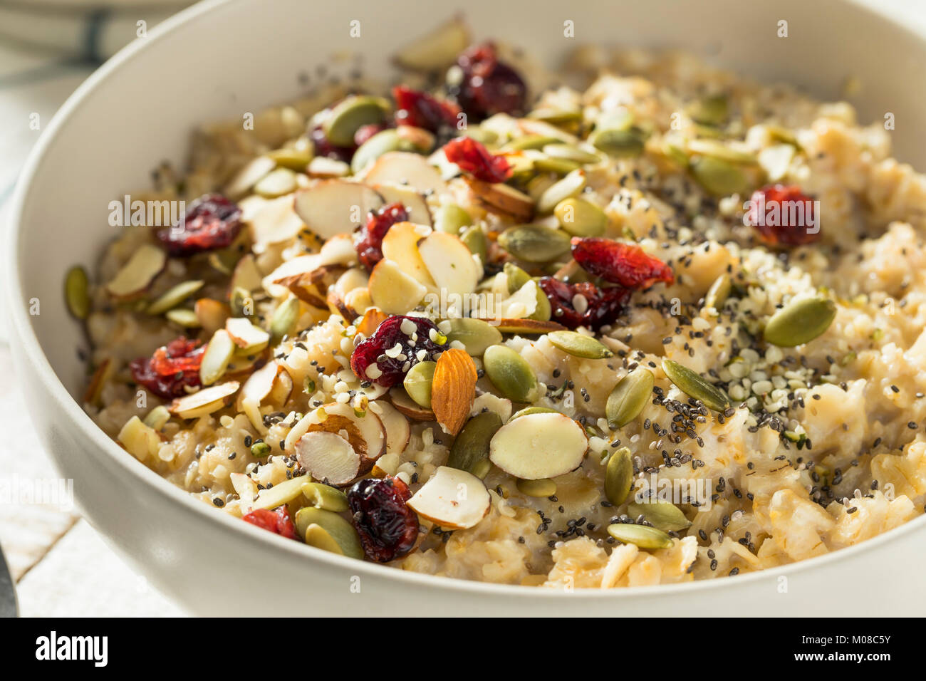 Gesunde organische Superfood Haferflocken Frühstück mit Chia Samen Kürbis Mandeln Cranberries Hanf Stockfoto