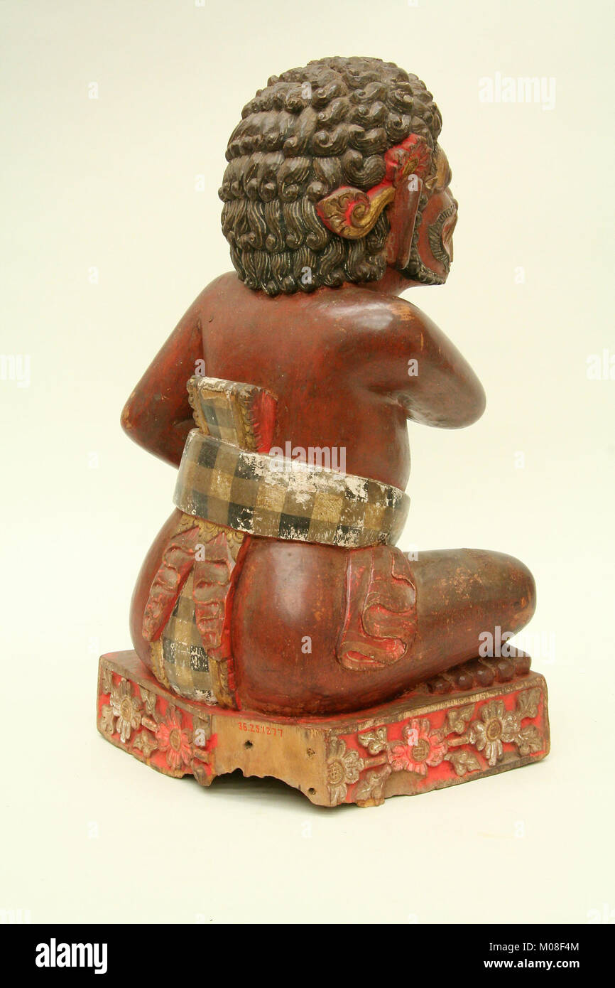 Dieser Kris-Stand MET sfsb36.25.1277 hält einen Kris-Dolch, der südostasiatische Waffen und traditionelle Handwerkskunst veranschaulicht. Stockfoto