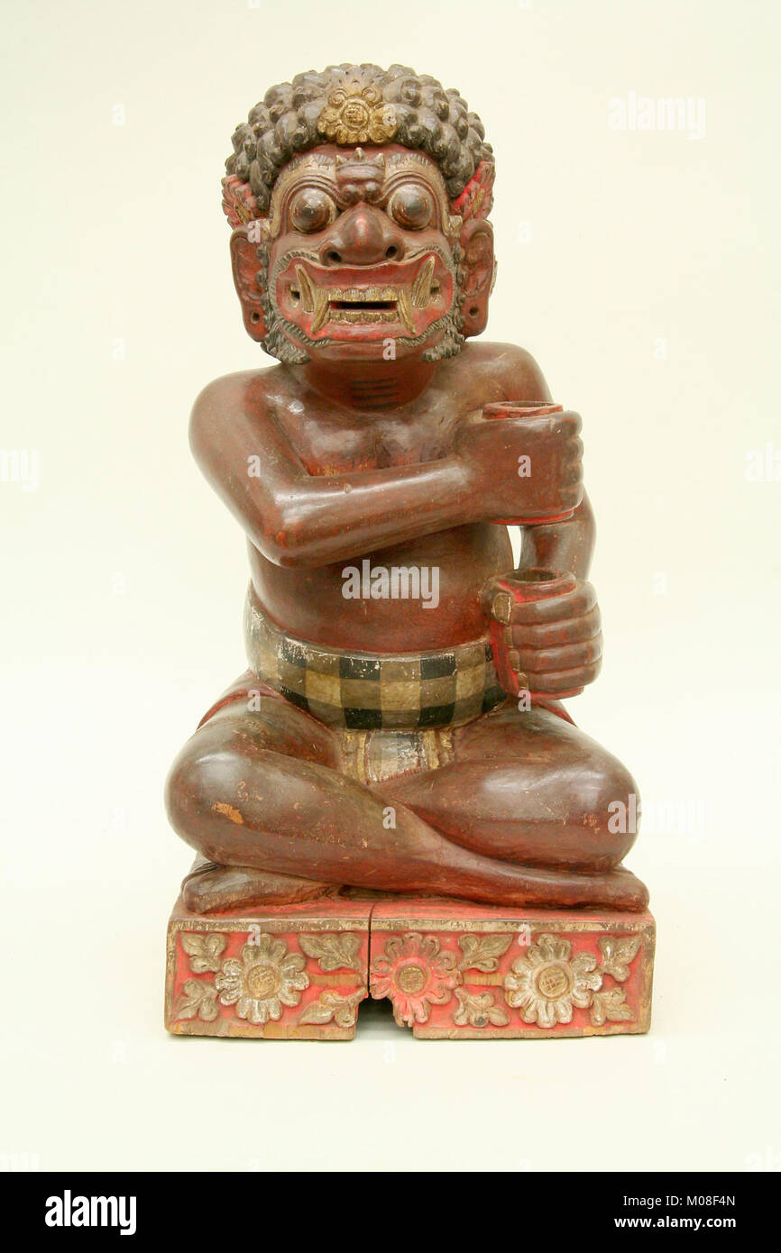 Dieser Kris-Stand zeigt einen Kris-Dolch, der die komplizierte südostasiatische Handwerkskunst und traditionelle kulturelle Praktiken in der Waffenkunst widerspiegelt. Stockfoto