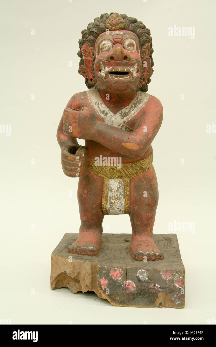 Dieser Kris-Stand hält und zeigt einen traditionellen Kris-Dolch, der seine Handwerkskunst, sein funktionales Design und seine kulturelle Bedeutung unterstreicht. Stockfoto