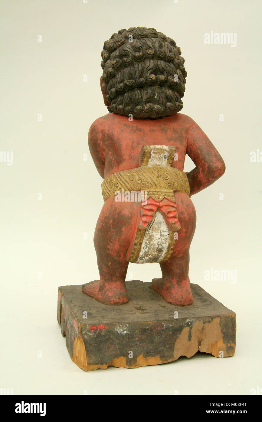 Dieser Kris-Stand, MET sfsb36.25.1278 003, ist ein Beispiel für einen Ausstellungsstand, an dem traditionelle Kris-Dolche gehalten werden und handwerkliche und kulturelle Relevanz veranschaulicht werden. Stockfoto