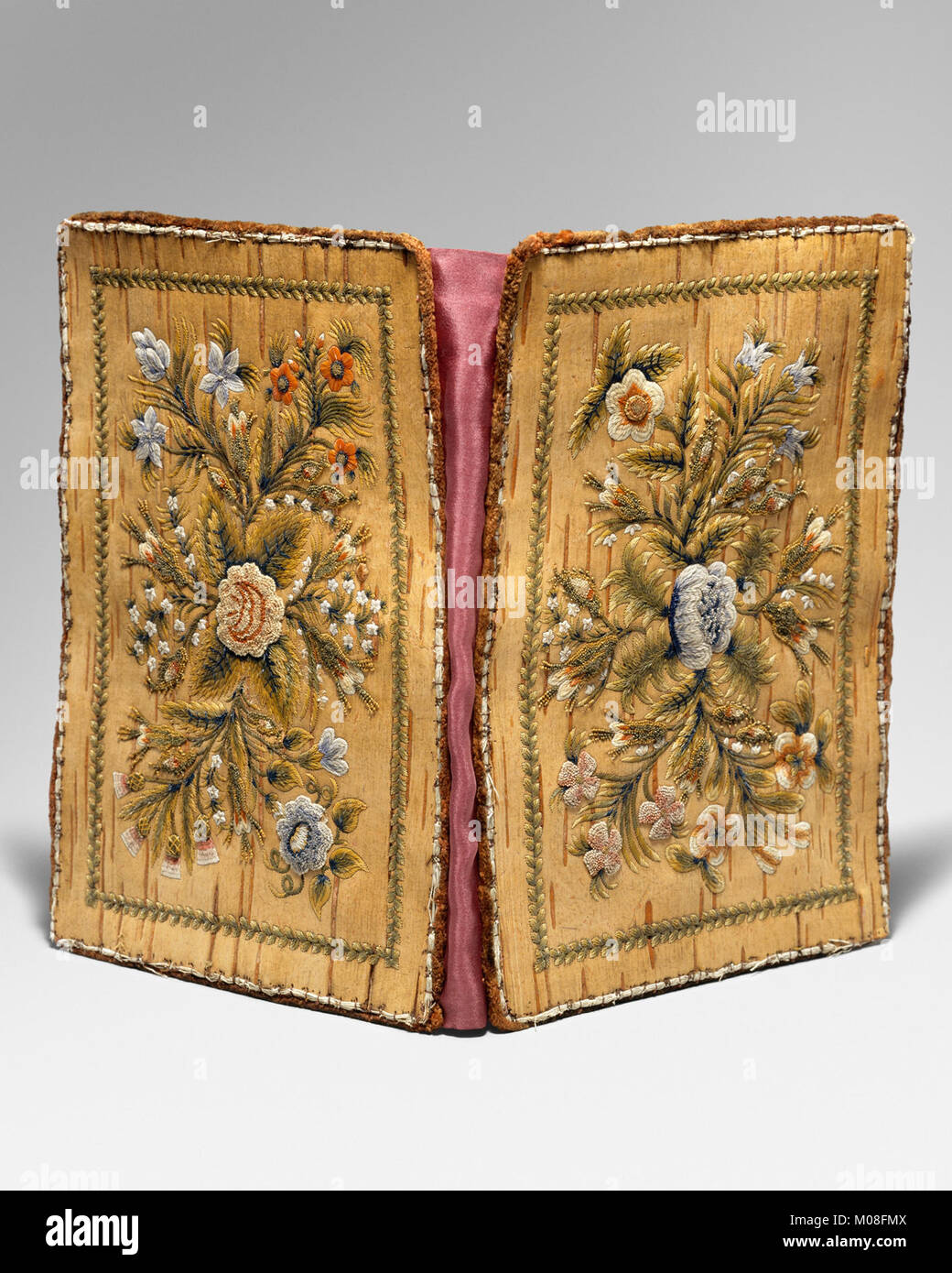 Diese Brieftasche veranschaulicht funktionales Design und handwerkliches Können zur Aufbewahrung von Korrespondenz und spiegelt zeitspezifische Materialien und Gebrauchsgegenstände wider. Stockfoto