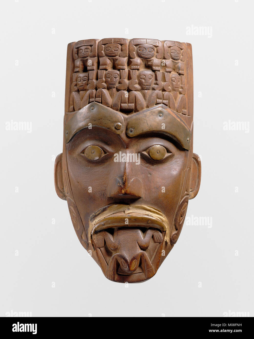 Eine zeremonielle oder theatralische Maske mit komplizierter Handwerkskunst und Design, die künstlerische und kulturelle Traditionen der historischen Zeit repräsentiert. Stockfoto