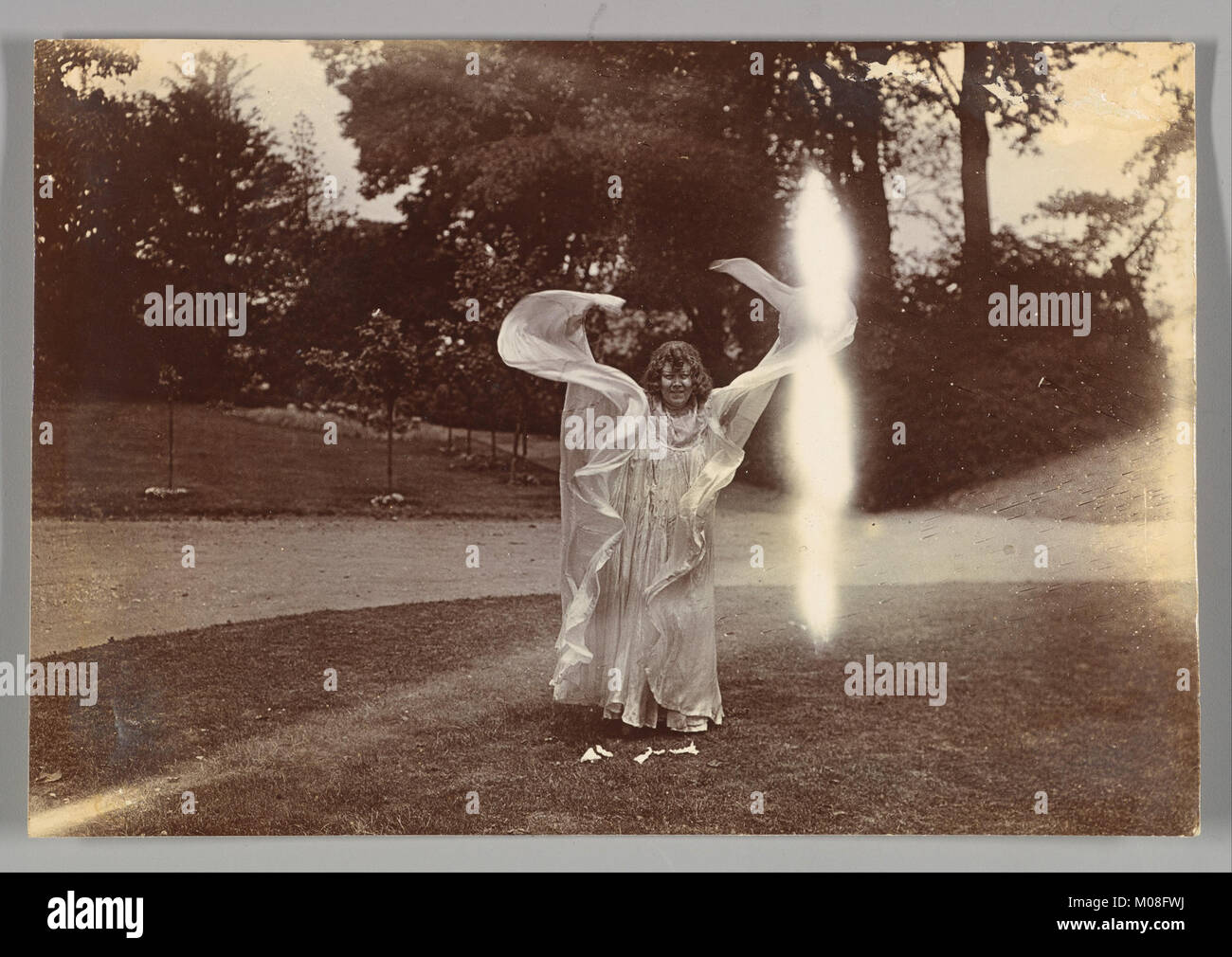 Dieses Kunstwerk zeigt Loie Fuller, die ihren innovativen Tanz, ihren fließenden Stoff, ihre dynamische Bewegung und ihren Einfluss auf den modernen und theatralischen Tanz hervorhebt. Stockfoto