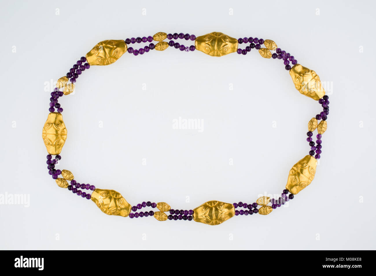 Dieser Leopardenkopfgürtel von Sithathoryunet demonstriert altägyptische Handwerkskunst, detaillierte Ornamente und königliches Schmuckdesign. Stockfoto