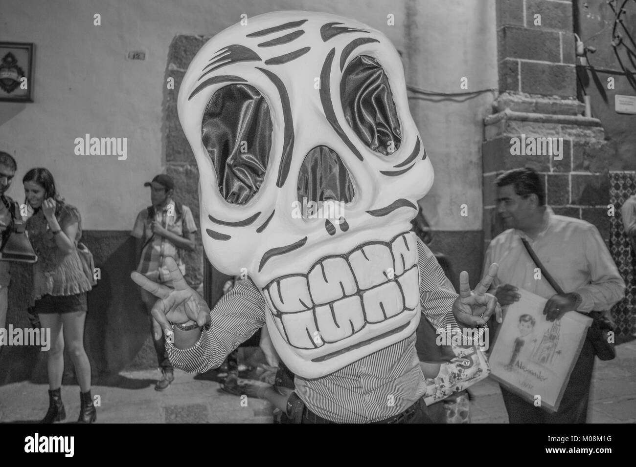 Riesen Schädel Maske - celebratory Kostüme und Masken für den Tag der Toten Festlichkeiten, in San Miguel de Allende, Mexiko Stockfoto