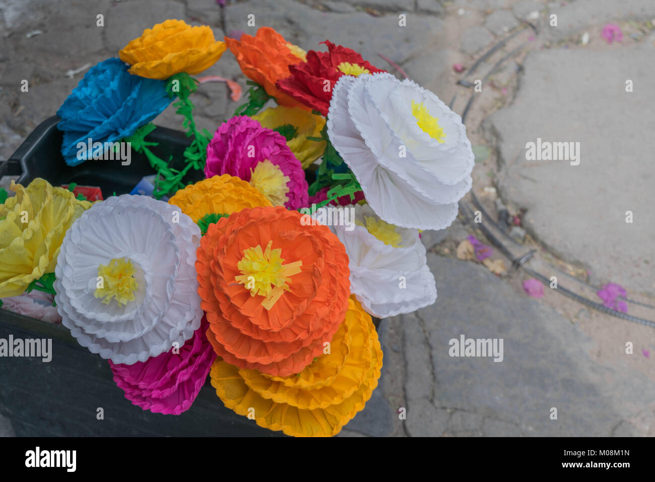 Ein Sortiment von gefälschten Blumen, in vielen verschiedenen Farben, in Mexiko Stockfoto