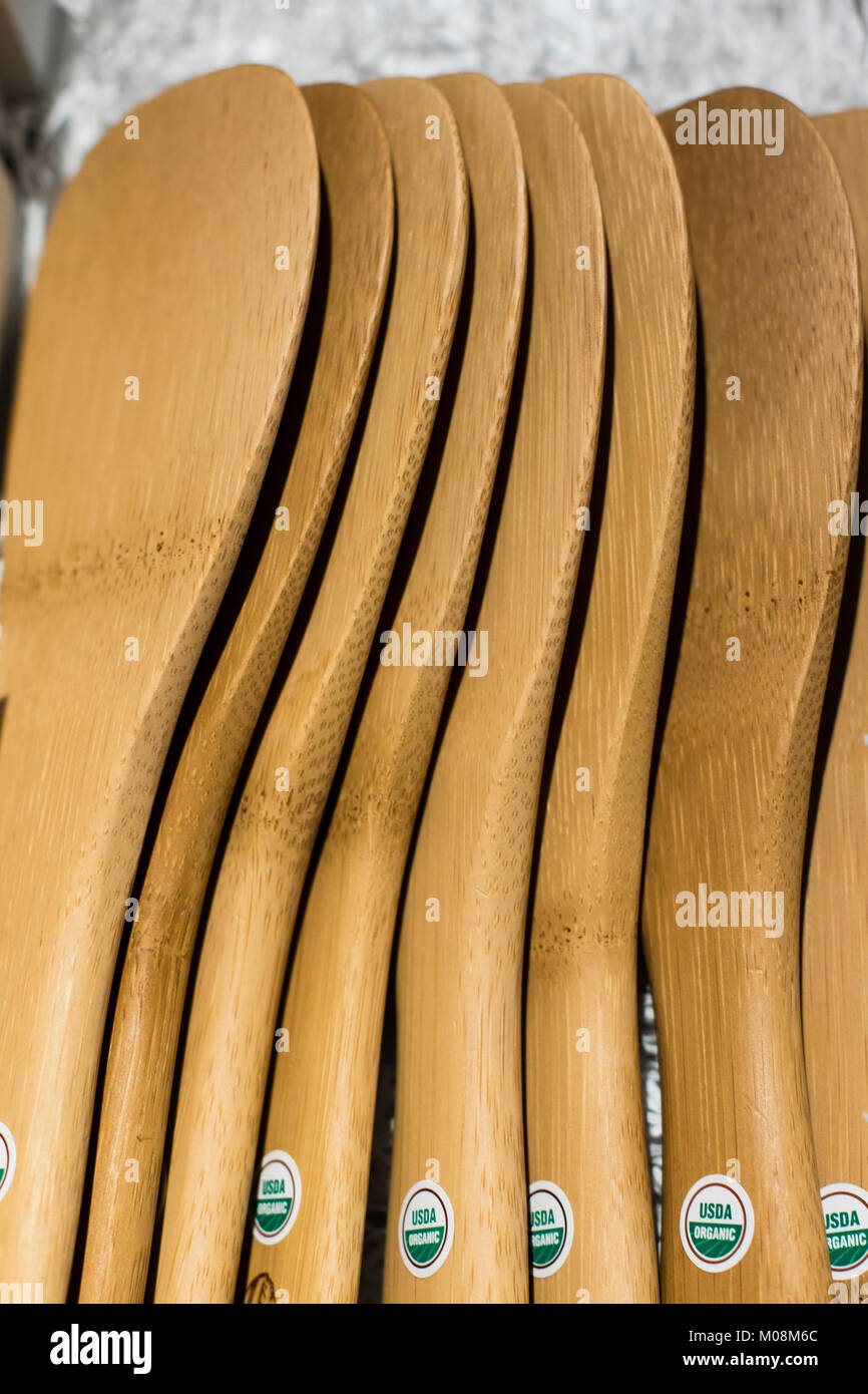 Holzspachtel mit bio-zertifizierten usda Etiketten Stockfoto