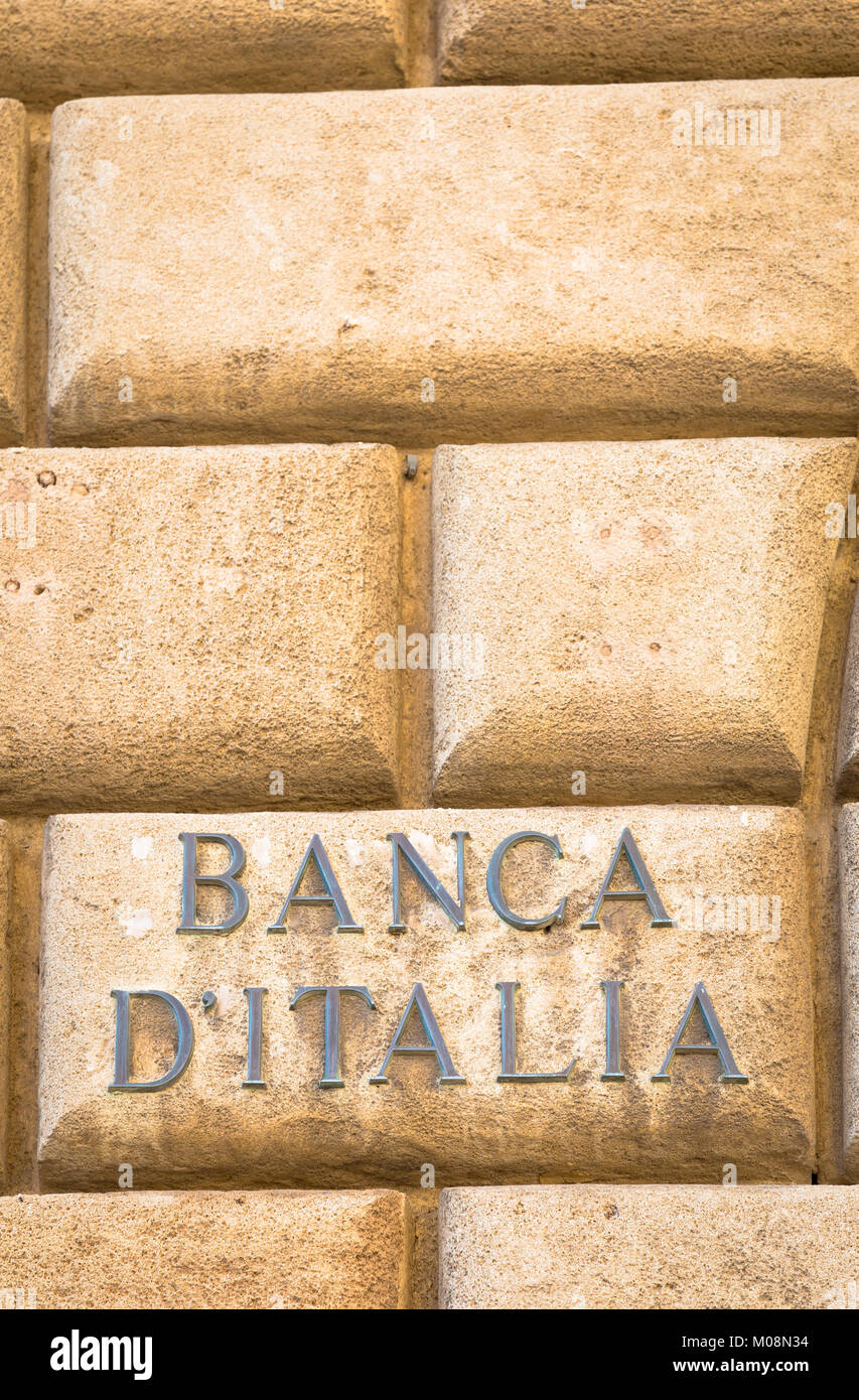 Die Banca d'Italia (Bank von Italien) Text auf einer alten Mauer in der Nähe der Eingang des Instituts in Lecce Stockfoto