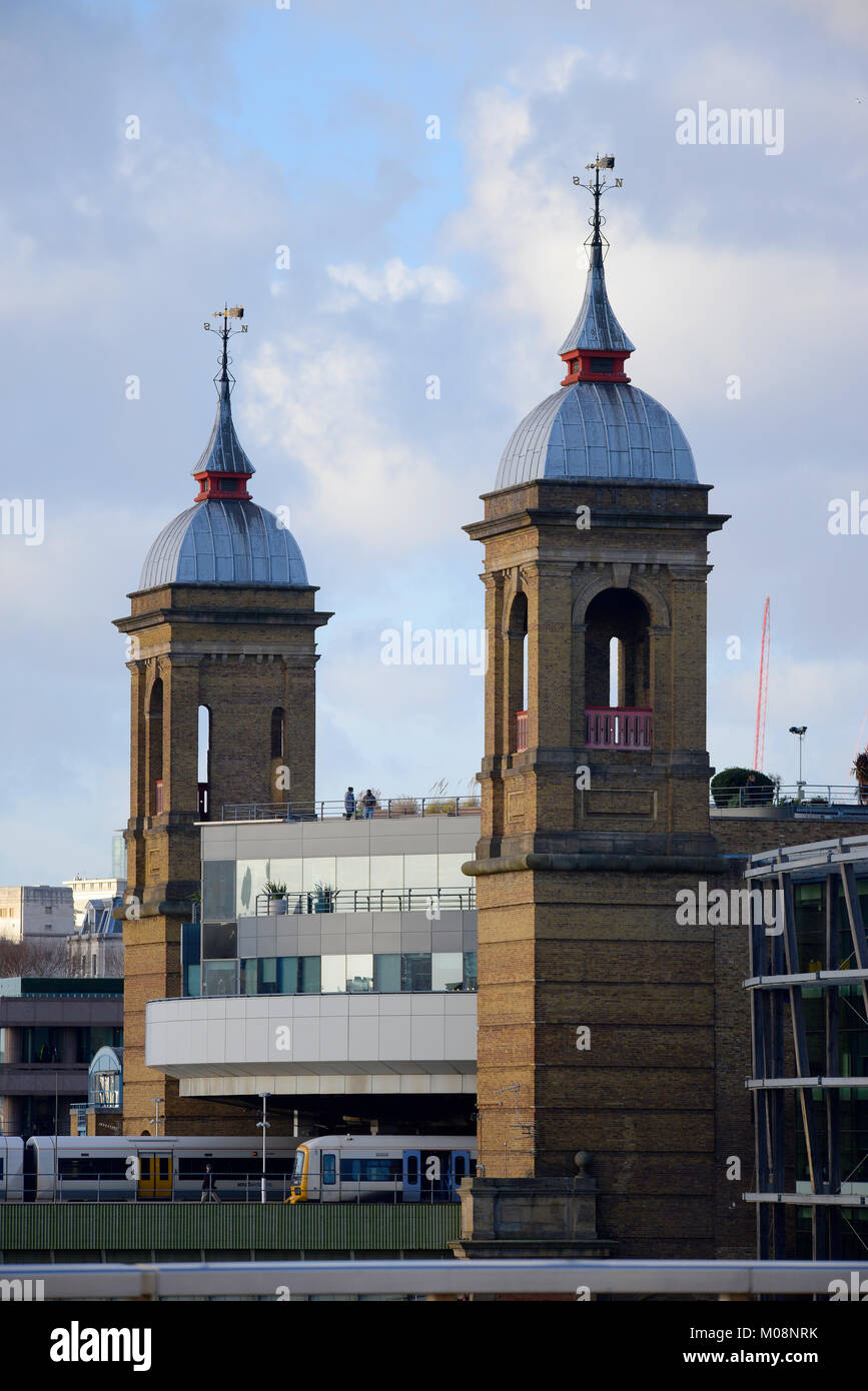 Cannon Street Bahnhofsgebäude an der Themse, London. Züge Stockfoto