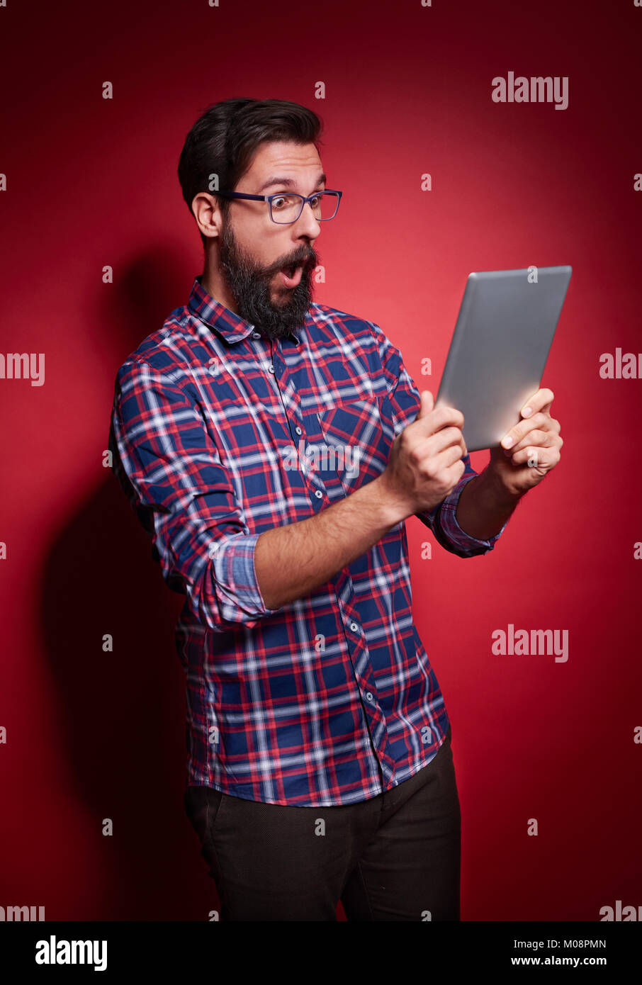 Schockiert Mann mit digitalen Tablet Stockfoto