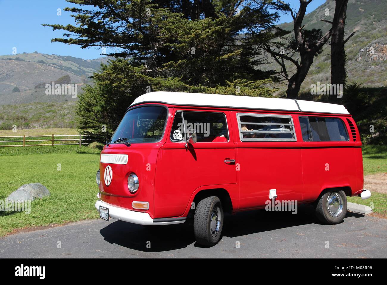 BIG SUR, Vereinigte Staaten - 7 April, 2014: VW Transporter T2 in Big Sur, Kalifornien geparkt. Die berühmten Mini Bus war für fast 64 Jahre in 1 hergestellt Stockfoto