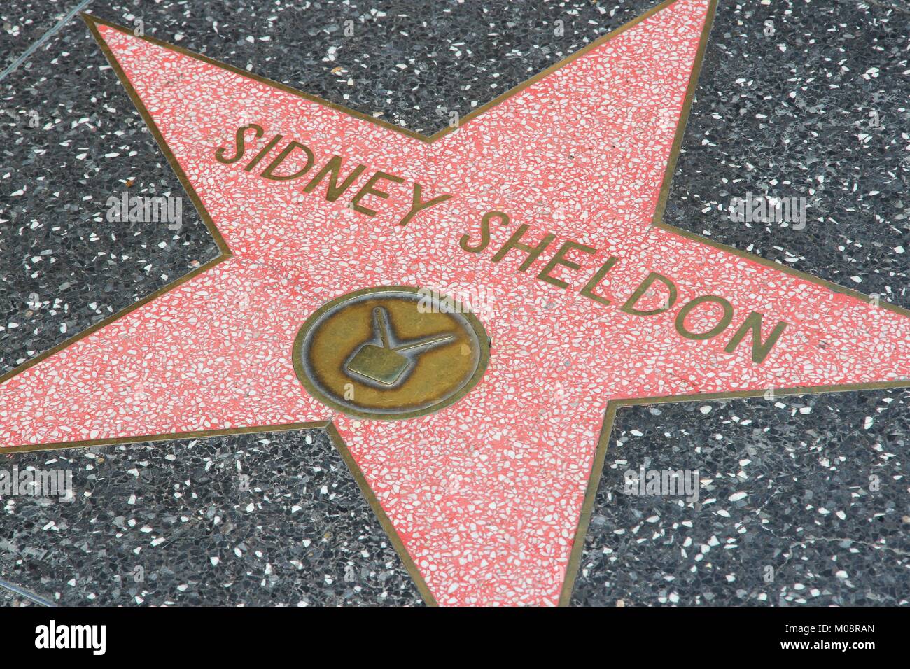LOS ANGELES, USA - April 5, 2014: Sidney Sheldon Stern an der berühmten Walk of Fame in Hollywood. Hollywood Walk of Fame verfügt über mehr als 2.500 Sterne mit Stockfoto