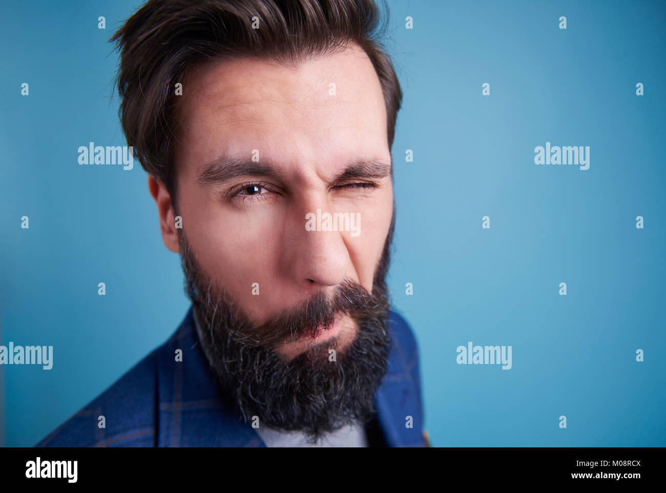 Zwinkern Mit Einem Auge Bedeutung Mann Zwinkernder mann -Fotos und -Bildmaterial in hoher Auflösung – Alamy