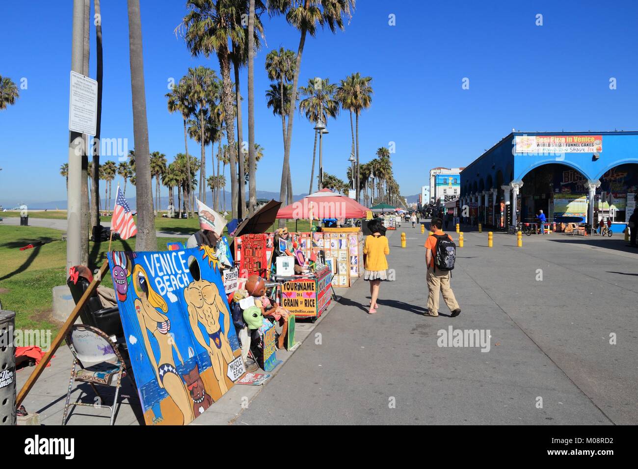 Venedig, VEREINIGTE STAATEN - 6. APRIL 2014: die Menschen besuchen Ocean Front in Venice Beach, Kalifornien, entfernt. Venice Beach ist einer der beliebtesten Strände von La Co Stockfoto