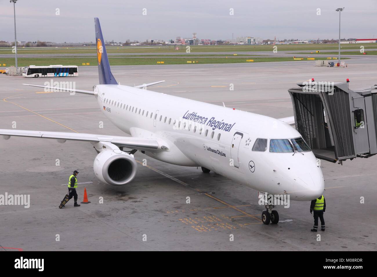 Warschau, Polen - 1 April, 2014: Arbeitnehmer griff Embraer 195 Flugzeuge der Lufthansa Airline am Flughafen Warschau, Polen. Lufthansa Konzern durchgeführt über 103 m Stockfoto