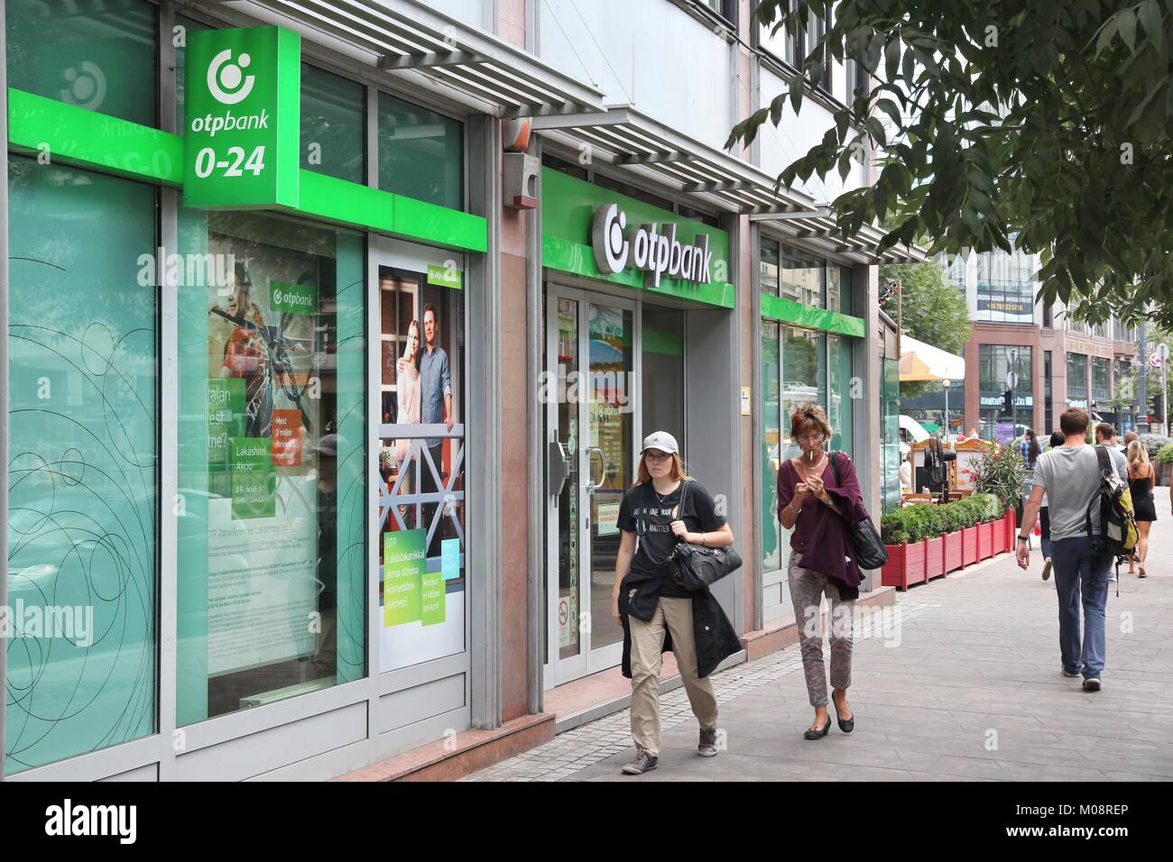 BUDAPEST, UNGARN, 22. JUNI 2014: Menschen laufen durch die OTP Bank in Budapest. OTP ist der größte kommerzielle ungarische Bank mit 1500 Filialen in 9 Ländern Stockfoto