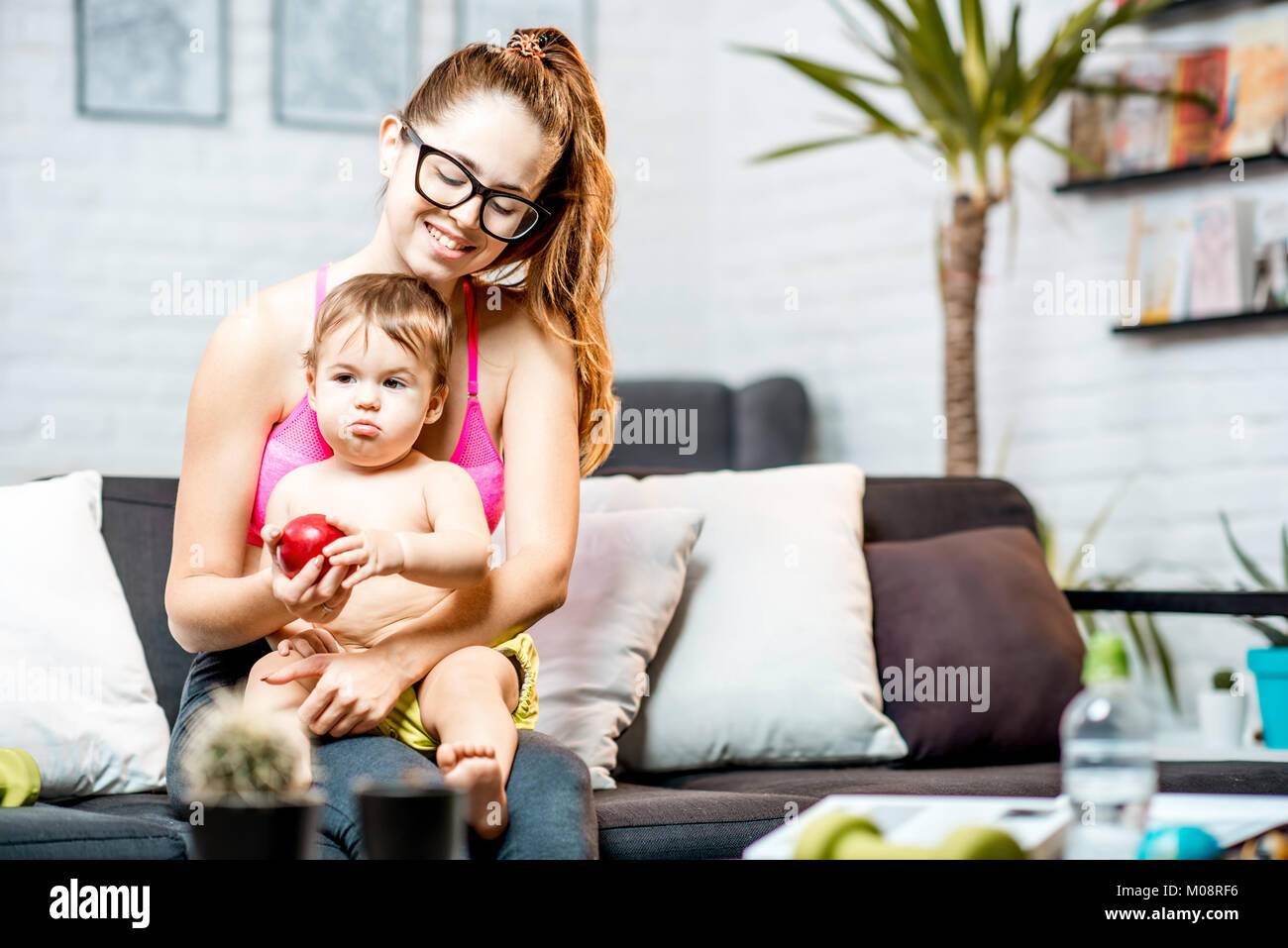 Sport Mamma mit ihrem Baby zu Hause Stockfoto