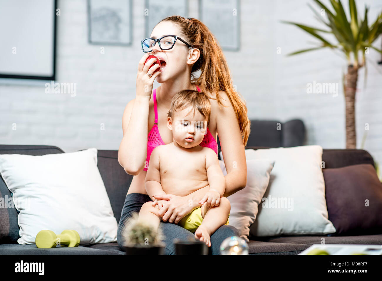 Sport Mamma mit ihrem Baby zu Hause Stockfoto