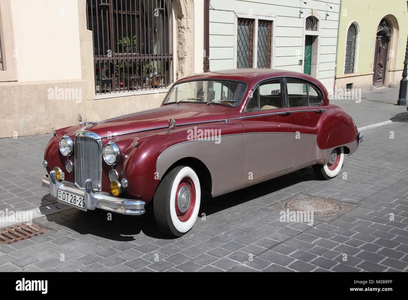 BUDAPEST, Ungarn - 20. JUNI 2014: Classic Jaguar Mark IX in Budapest geparkt. Es wurde 1959-1961 als großen Luxus Auto produziert. Stockfoto