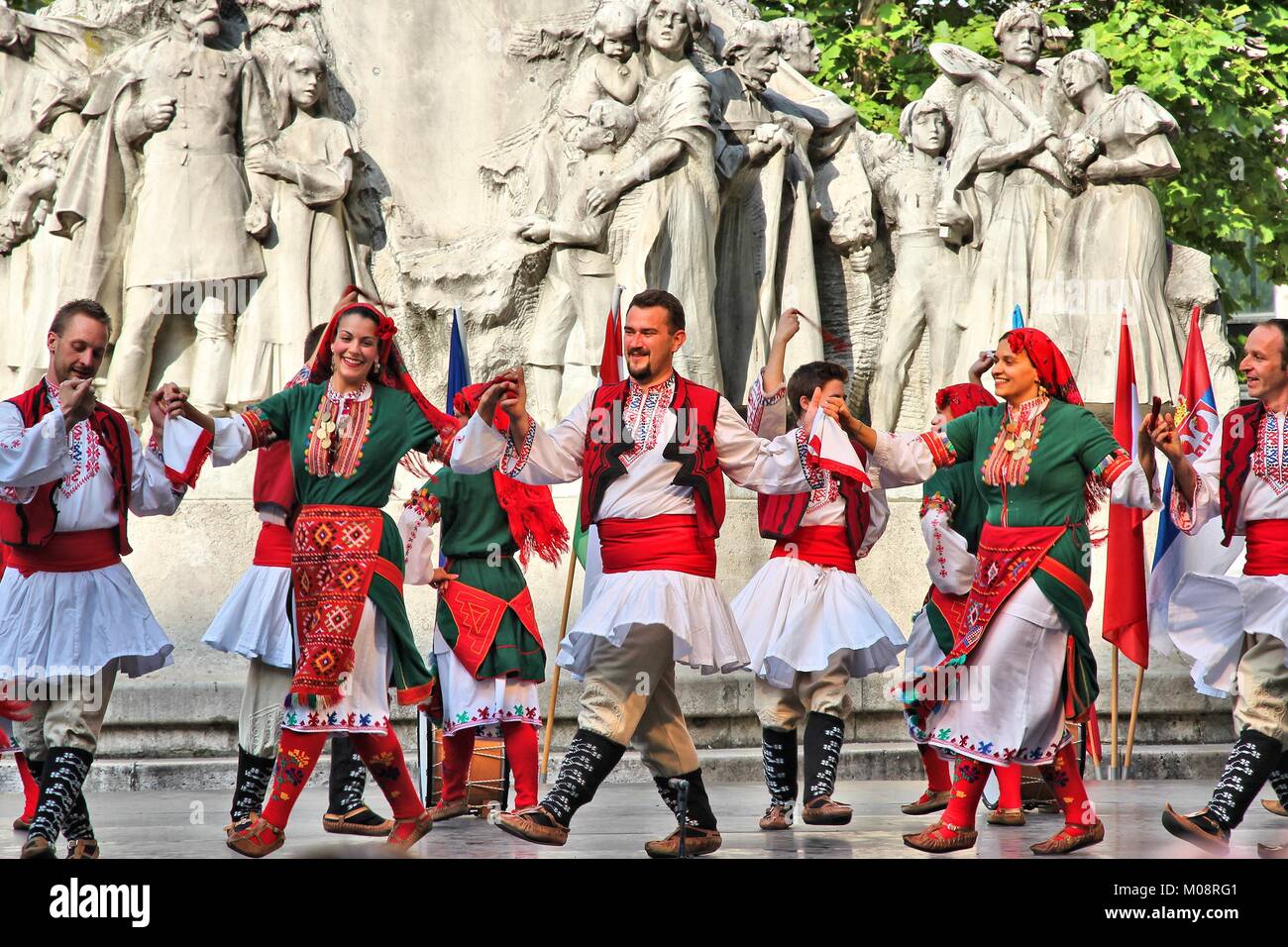 BUDAPEST, Ungarn - 19. JUNI 2014: bulgarischen Volkstanzgruppe JANTRA führt auf der Straße in Budapest. Die Gruppe führt seit 1996. Stockfoto