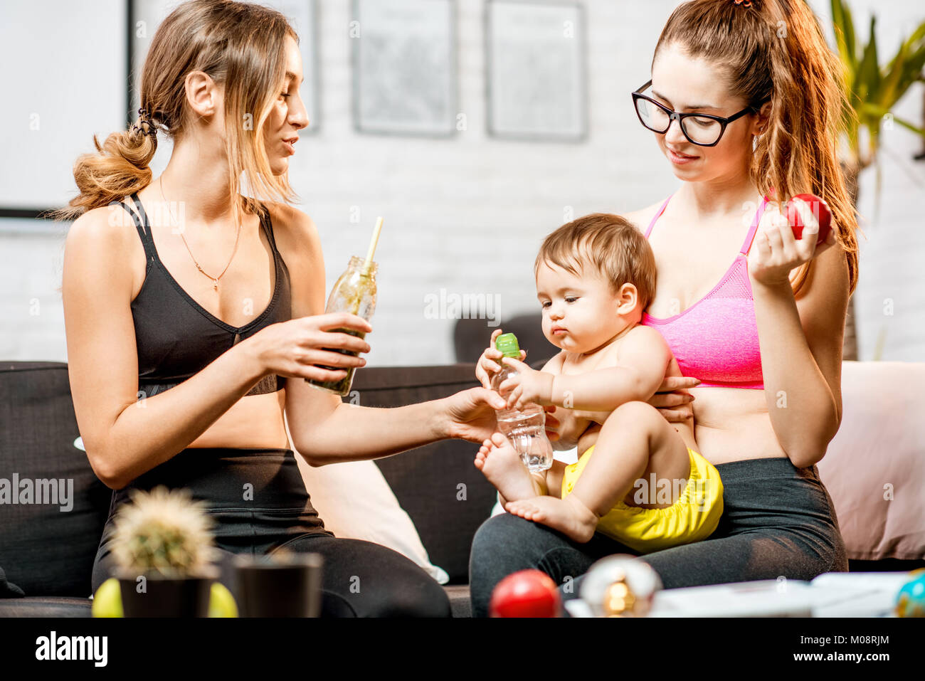 Sport Mütter mit baby boy zu Hause Stockfoto