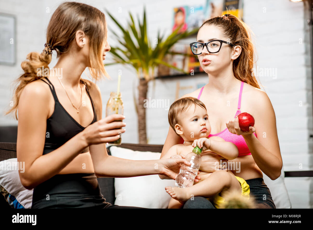 Sport Mütter mit baby boy zu Hause Stockfoto