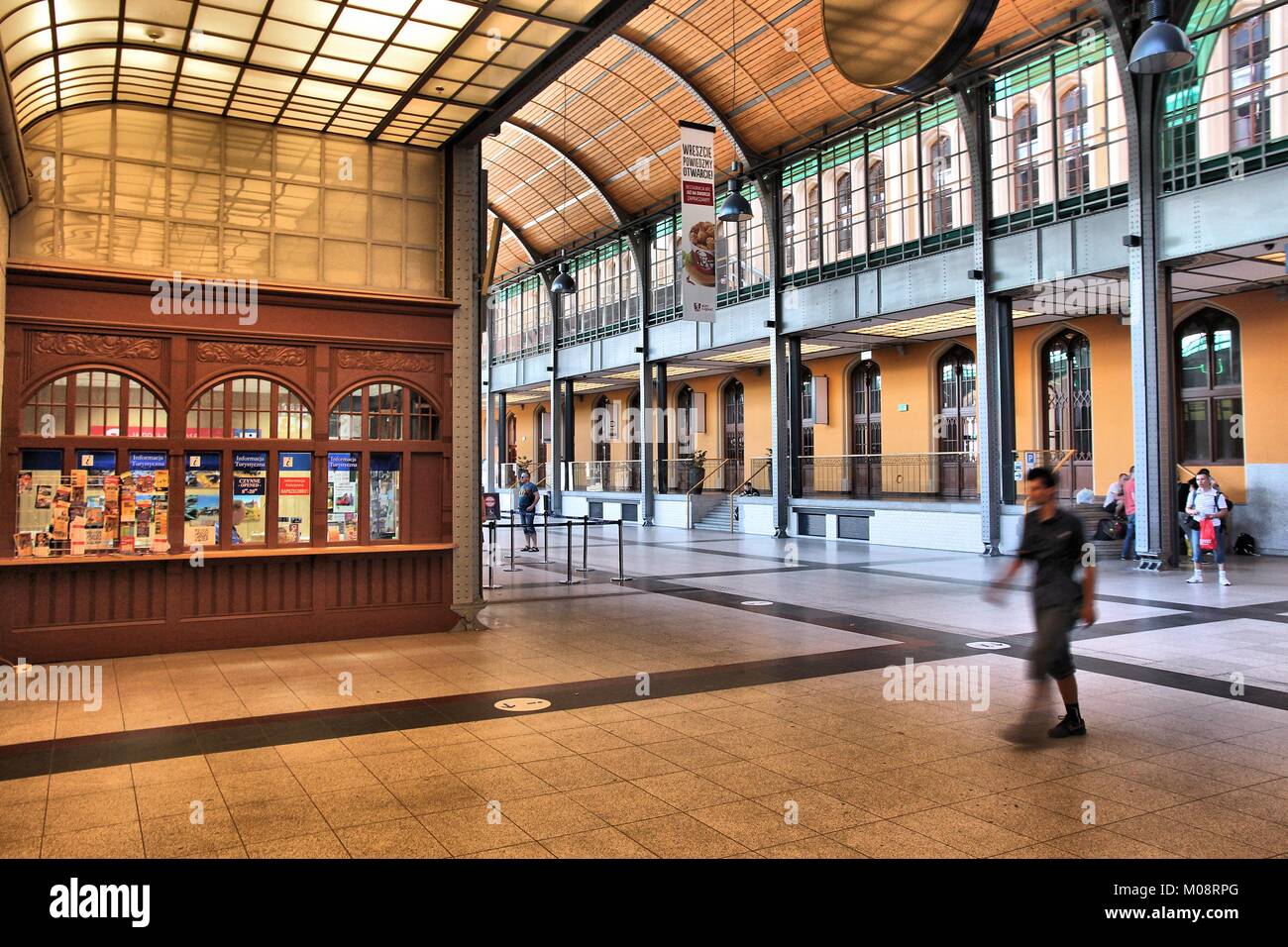 WROCLAW, Polen - Juli 6, 2014: die Menschen besuchen Wroclaw Glowny Bahnhof in Breslau. Das Gebäude stammt aus dem Jahr 1857. Es ist der verkehrsreichste Bahnhof in Stockfoto