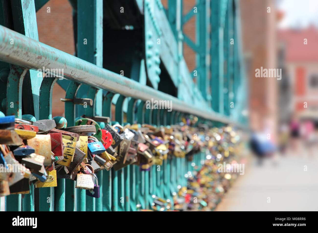 WROCLAW, Polen - 6. Juli 2014: Liebe Locks auf die Dominsel Brücke in Breslau. Liebe Vorhängeschloss Tradition ist eine Gefahr für die strukturelle Integrität der vielen Brücken aro Stockfoto
