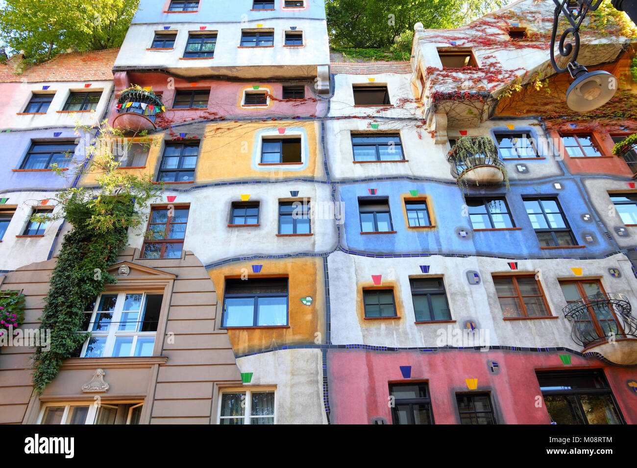 Wien, Österreich - 6. SEPTEMBER 2011: Hundertwasser Haus in Wien. Die ikonischen Gebäude wurde 1985 fertig gestellt und ist eines der schönsten Beispiele der expressio Stockfoto