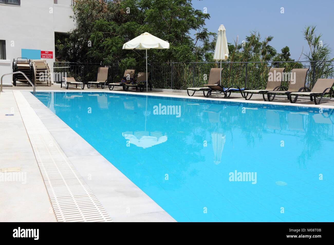 Generische Vacation Resort auf der Insel Kreta in Griechenland. Swimmingpool sonnen Liegen. Stockfoto