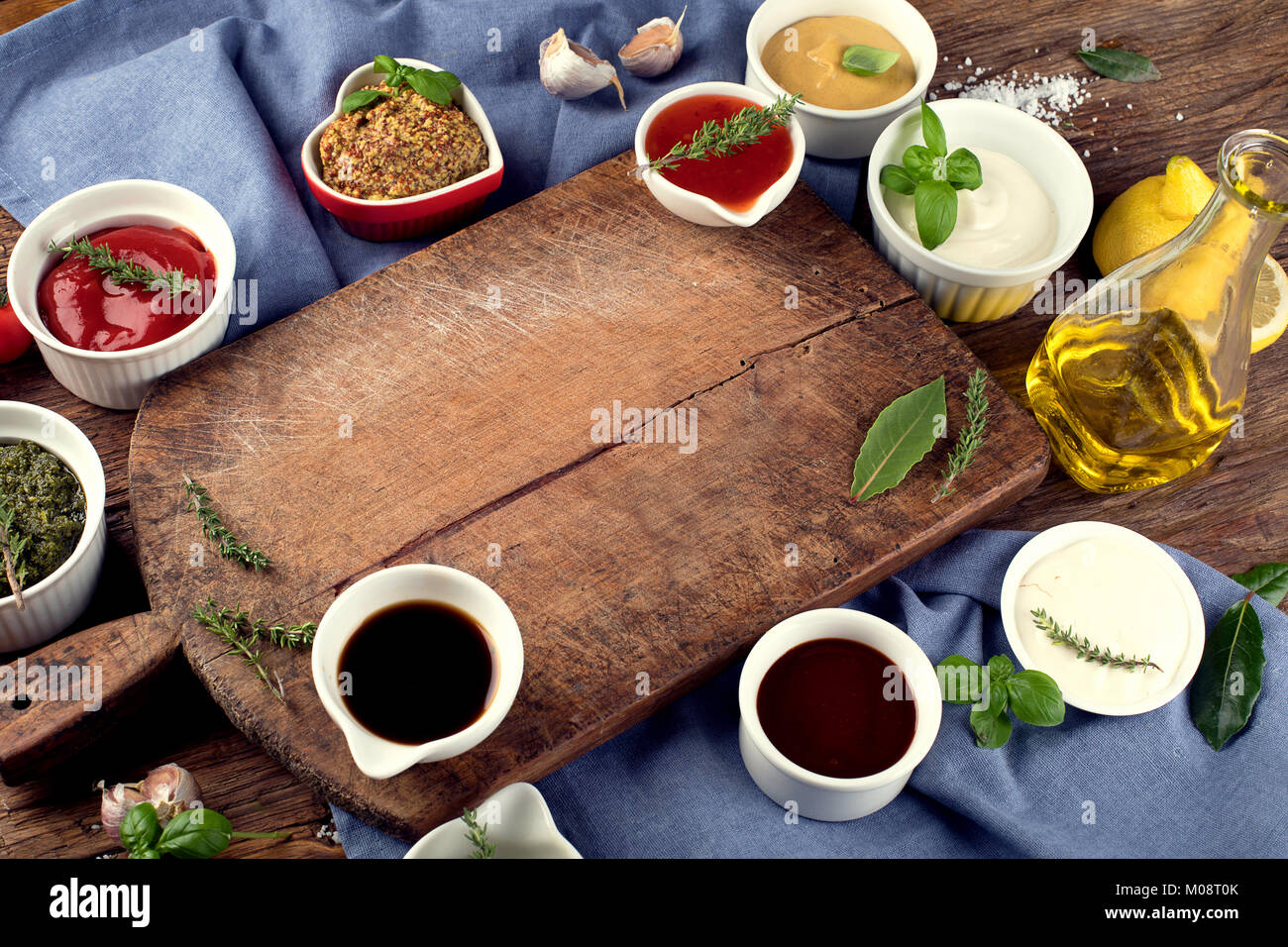 Schalen mit verschiedenen Soßen auf Holz- Hintergrund. Ansicht von oben Stockfoto