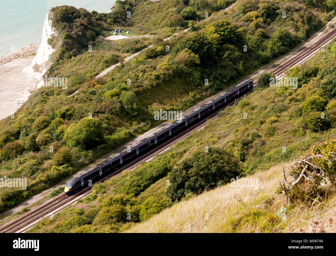 Ein Hochgeschwindigkeits-Javelin-Zug auf dem Küstenabschnitt zwischen Folkestone West und Dover, der auf einem konventionellen Gleisabschnitt fährt, Stockfoto