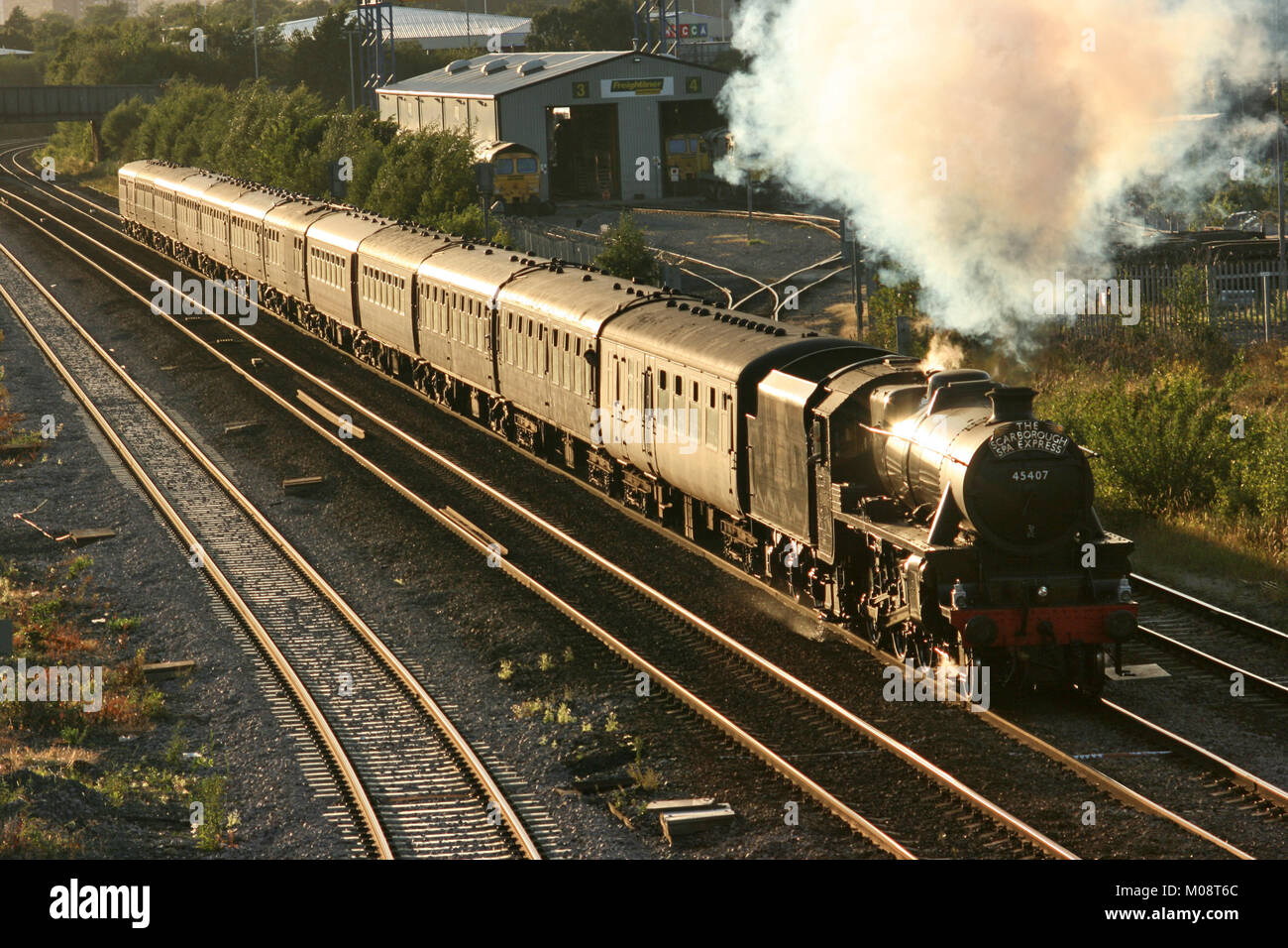 Schwarz fünf Dampflok Nummer 45407 bei Pepper Straße auf einem Scraborough Spa Express Charta vom 5. August 2010 - Pepper Road, Leeds, United Kingdo Stockfoto