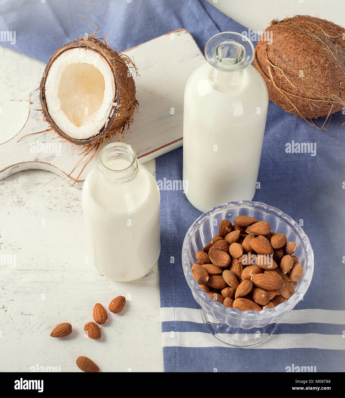 Kokosnuss und Mandelmilch. Nicht-vegane Milch trinken. Stockfoto