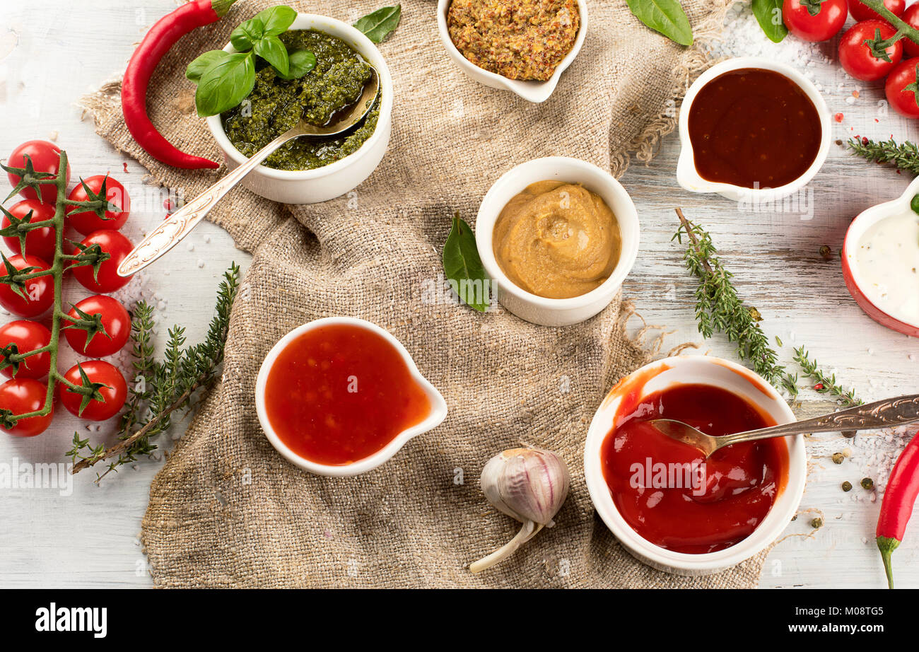 Satz von verschiedenen Saucen. Ansicht von oben Stockfoto