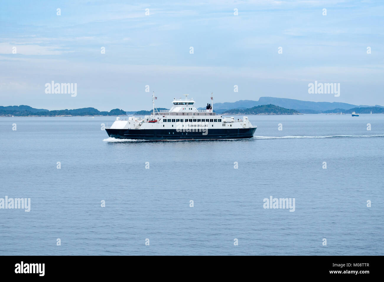 Norwegian Cruise Ferry kreuz und quer über den Fjord - eine beliebte Form der Transport in Norwegen anschließen und helfen Reisen durch das Land Stockfoto