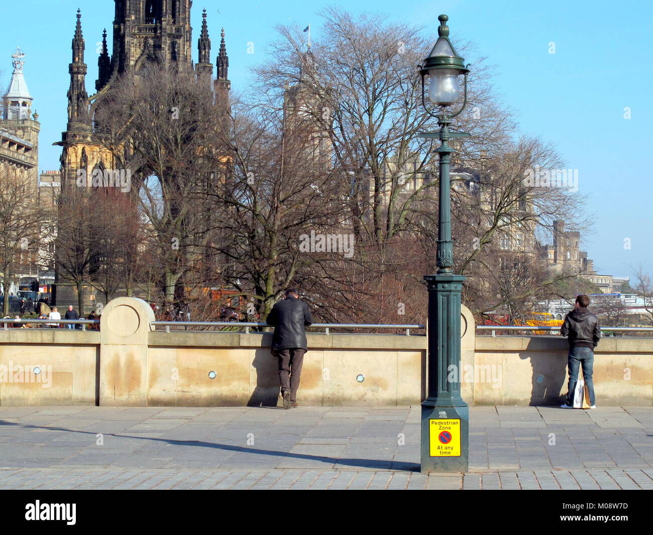 Festival Touristen, junge Männer, jungen Männer an einem sonnigen Tag an der Walter Scott Monument, das alltägliche street scene Suchen von hinten gesehen Stockfoto